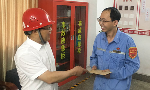 王大真到宜都園區(qū)、股份公司看望慰問基層黨員(圖2)