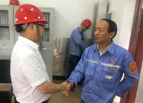 王大真到宜都園區(qū)、股份公司看望慰問基層黨員(圖1)